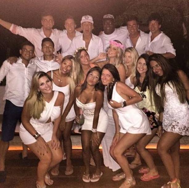 Neymar senza freni in discoteca (a tema, white party) con alcuni amici e delle splendide ragazze. Per il brasiliano del Barcellona il 2015 inizia alla grande